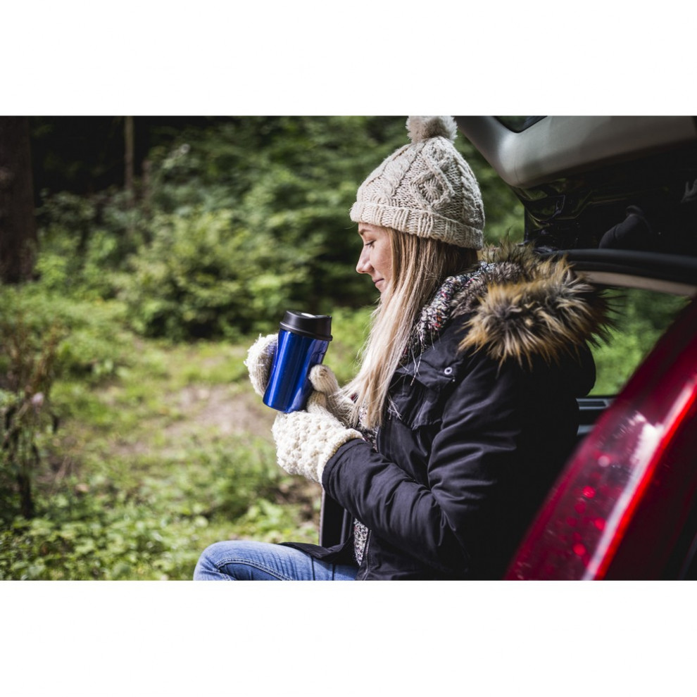 niebieski kubek termiczny